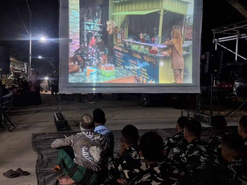 Hangatkan Keakraban, Satgas TMMD dan Warga Desa Godo Gelar Nobar Bersama
