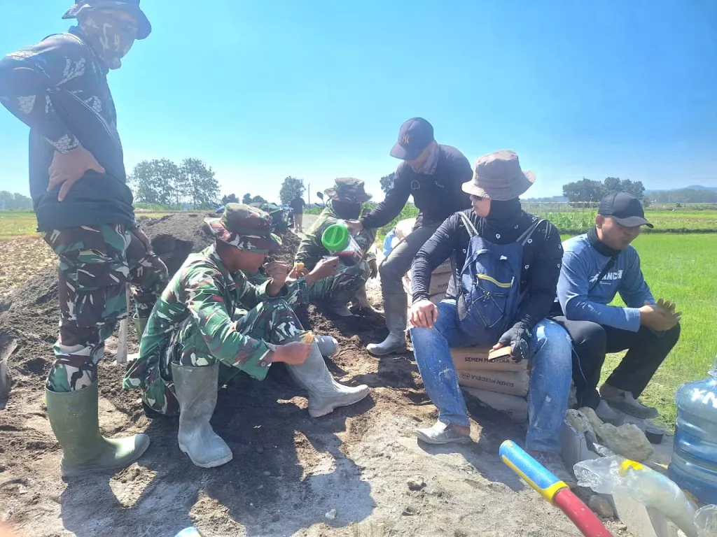 Semangat Kebersamaan, Anggota Satgas TMMD 128 Bersama Warga Ngopi Bareng