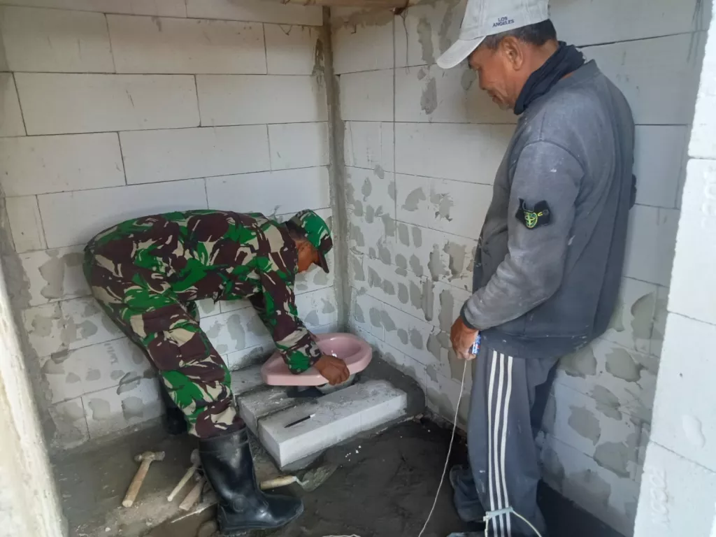 Pembuatan MCK di TPU Godo Hampir Rampung, Satgas TMMD 128 Kebutar Pekerjaan