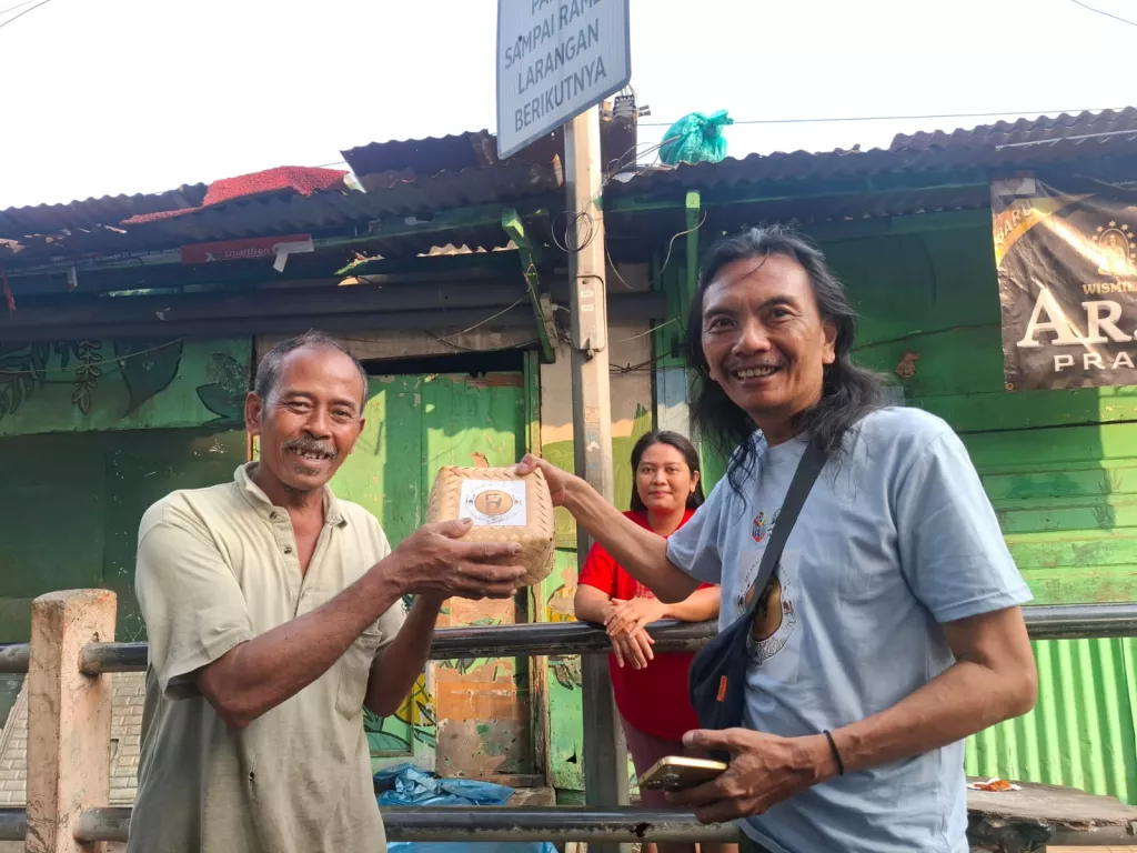 Forwan Surabaya Bagikan 500 Paket Daging Kurban untuk Loper Koran dan Penyapu Jalan