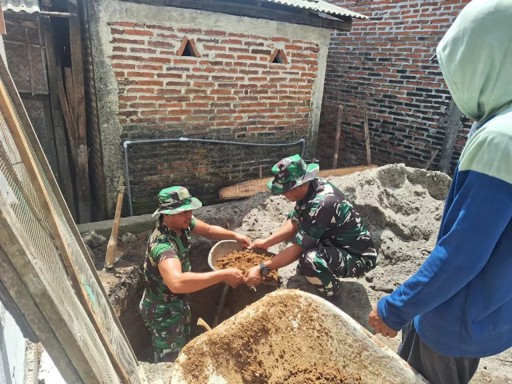 Satgas TMMD 128 Bantu Pembuatan Jamban Rumah Ibu Sumarni