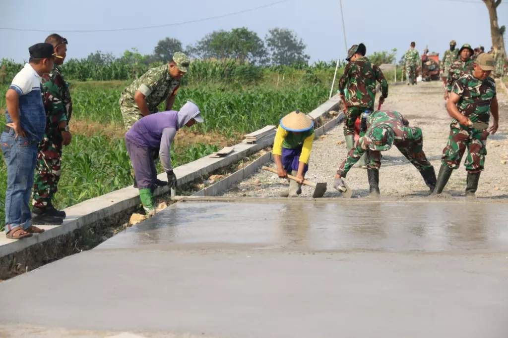 Dansatgas TMMD 128 Tinjau Pengecoran, Pastikan Kualitas dan Semangat Gotong Royong