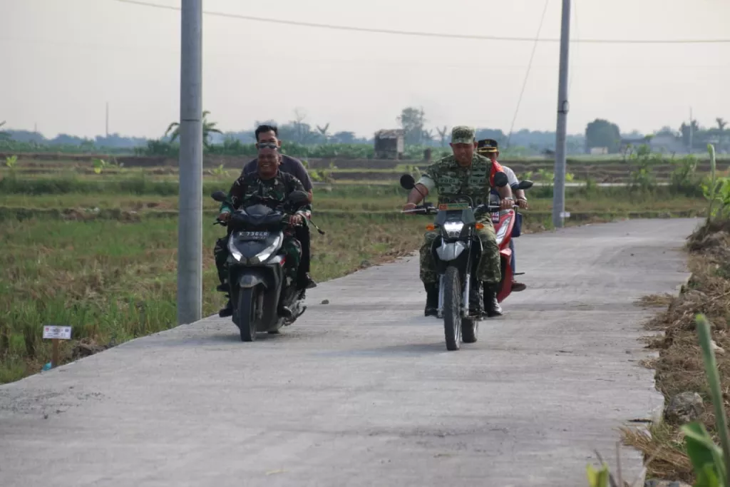 Sinergi TNI-Rakyat di TMMD Pati: Letkol Arm Timotius Yogi Tinjau Proyek Jalan Desa*
