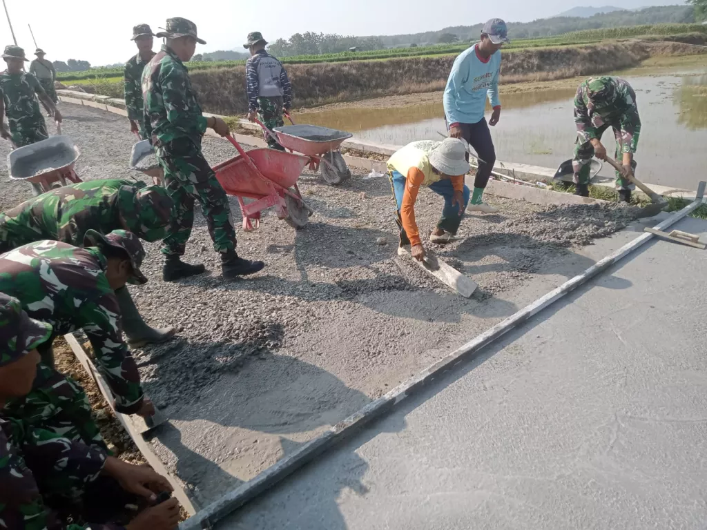 Betonisasi Jalan TMMD Membelah Persawahan, Progres Capai 61 Persen