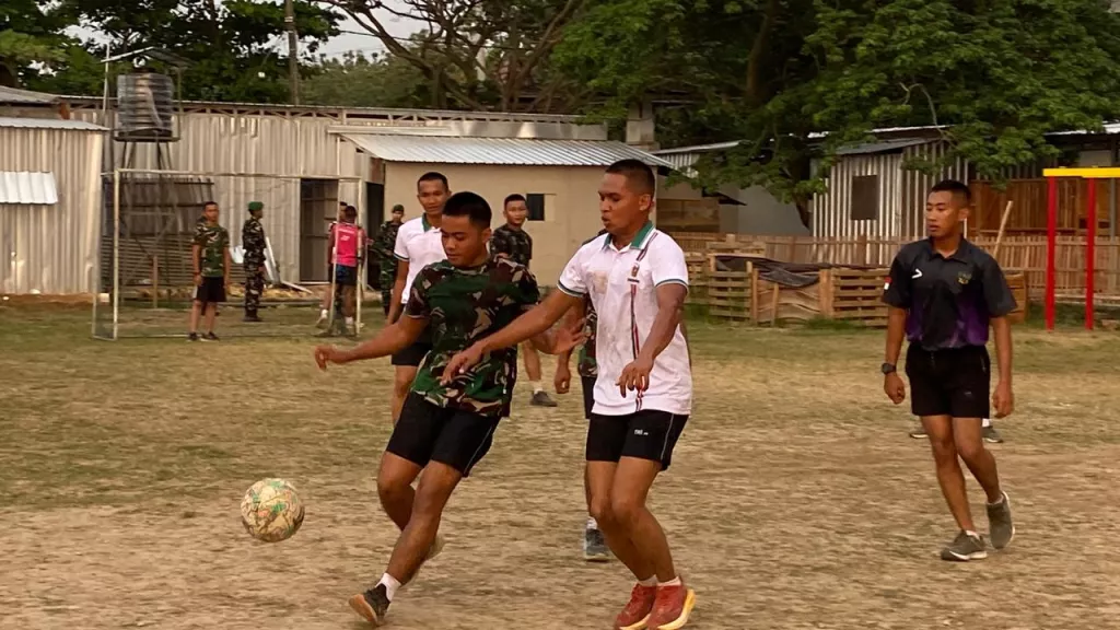 Momen Kebersamaan Satgas TMMD Kodim Pati Saat Bermain Sepakbola