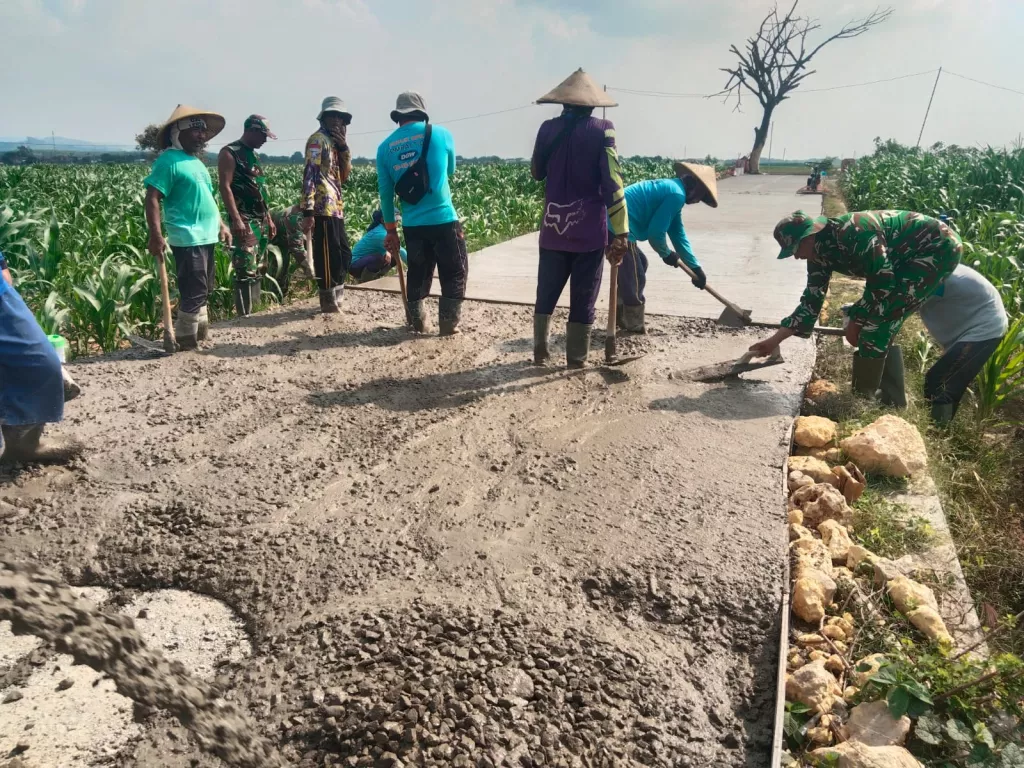 200 Meter Lagi, Betonisasi Jalan Desa Godo Segera Rampung oleh Satgas TMMD 128 Kodim Pati