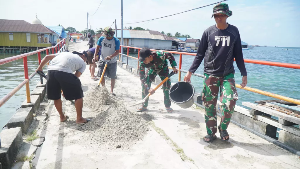 Satgas TMMD dan Warga Gotong Royong Cat Dermaga Desa Umbele