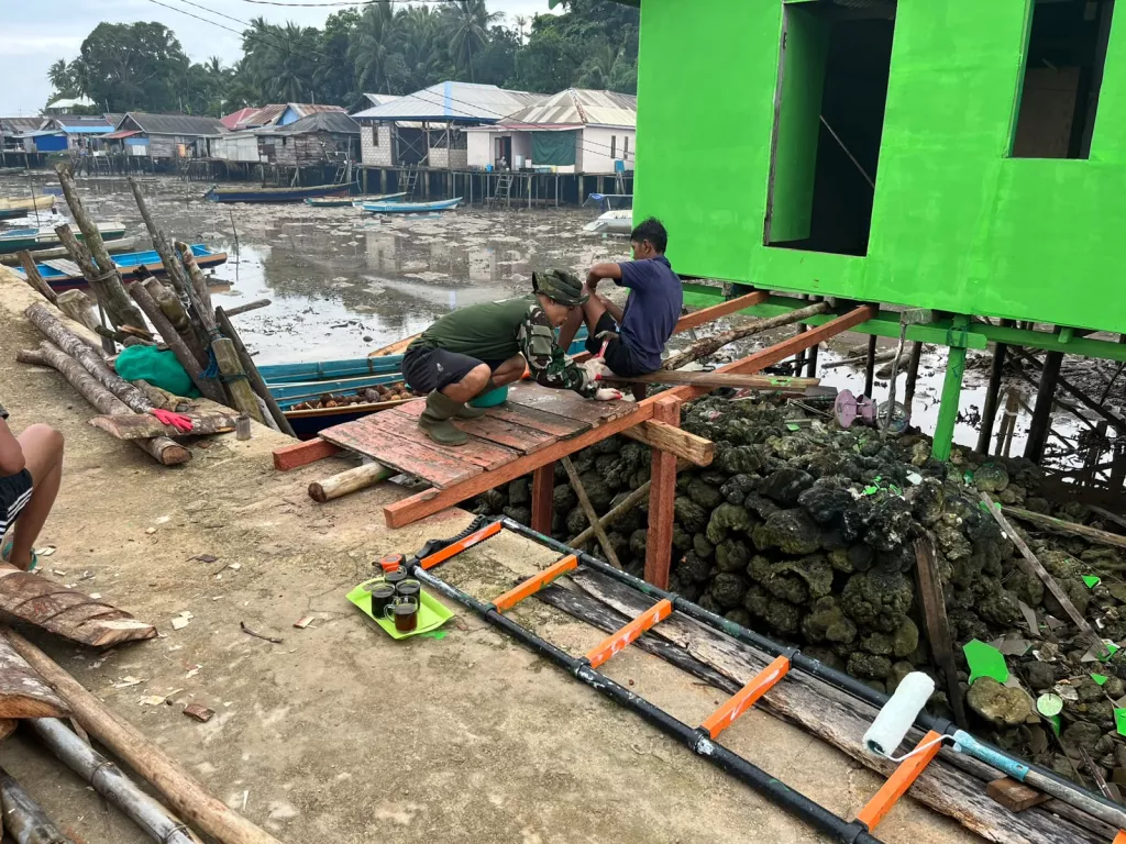 Satgas TMMD Ke-129 Kodim 1311/Morowali Bangun Tangga Rumah Ibu Salawiyah di Desa Polewali