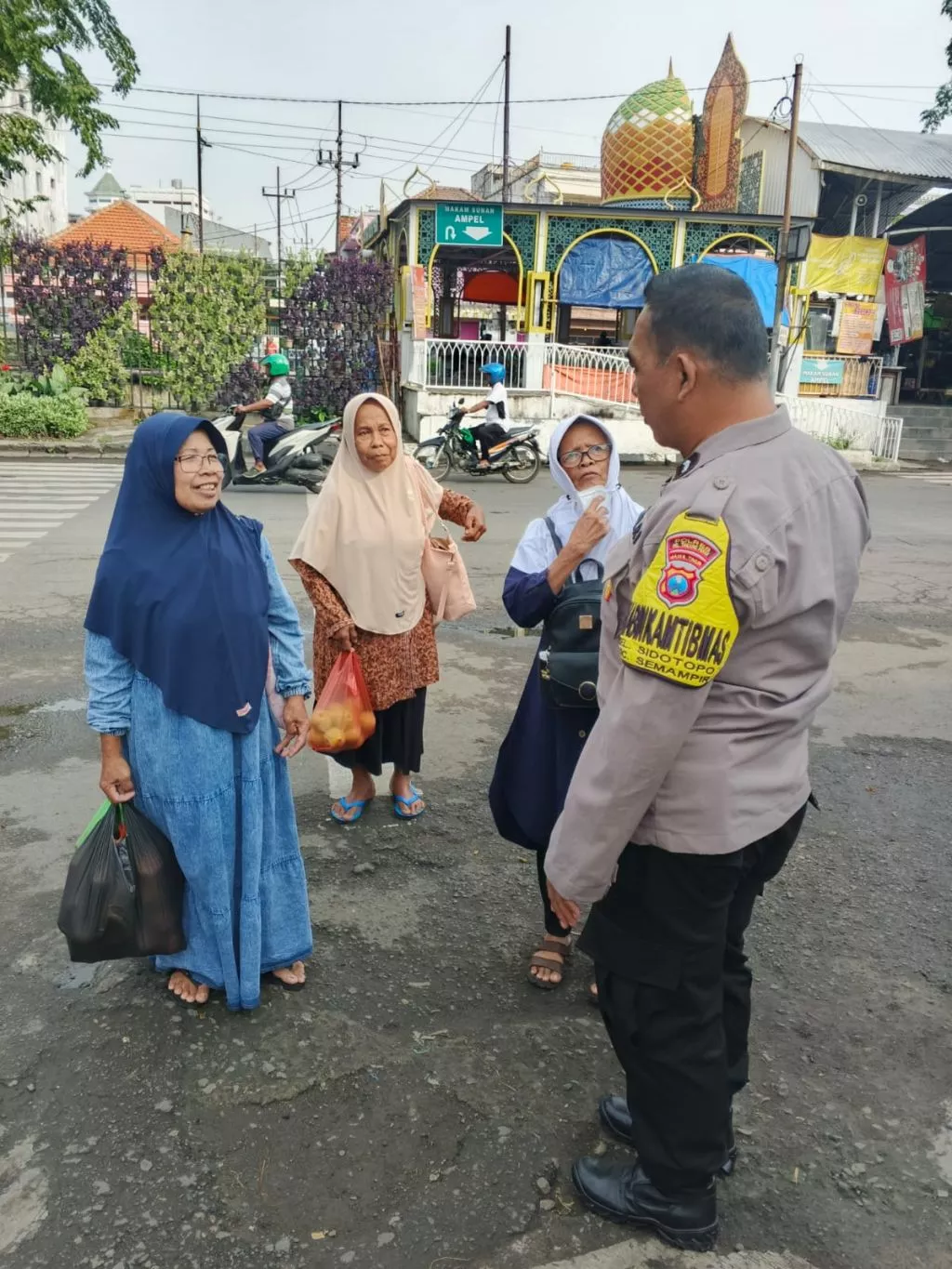 Bhabinkamtibmas Sidotopo Ingatkan Peziarah Waspadai Aksi Kriminal di Terminal Ampel