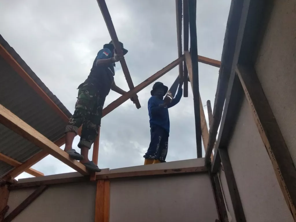 Renovasi RTLH Milik Bapak Nardianto di Desa Polewali Memasuki Tahap Pemasangan Atap dan Dinding Kalsiboard
