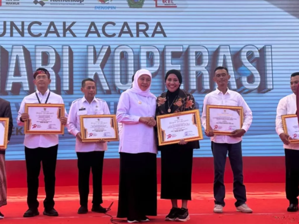 Rektor Unitomo Terima Penghargaan Dharma Bakti