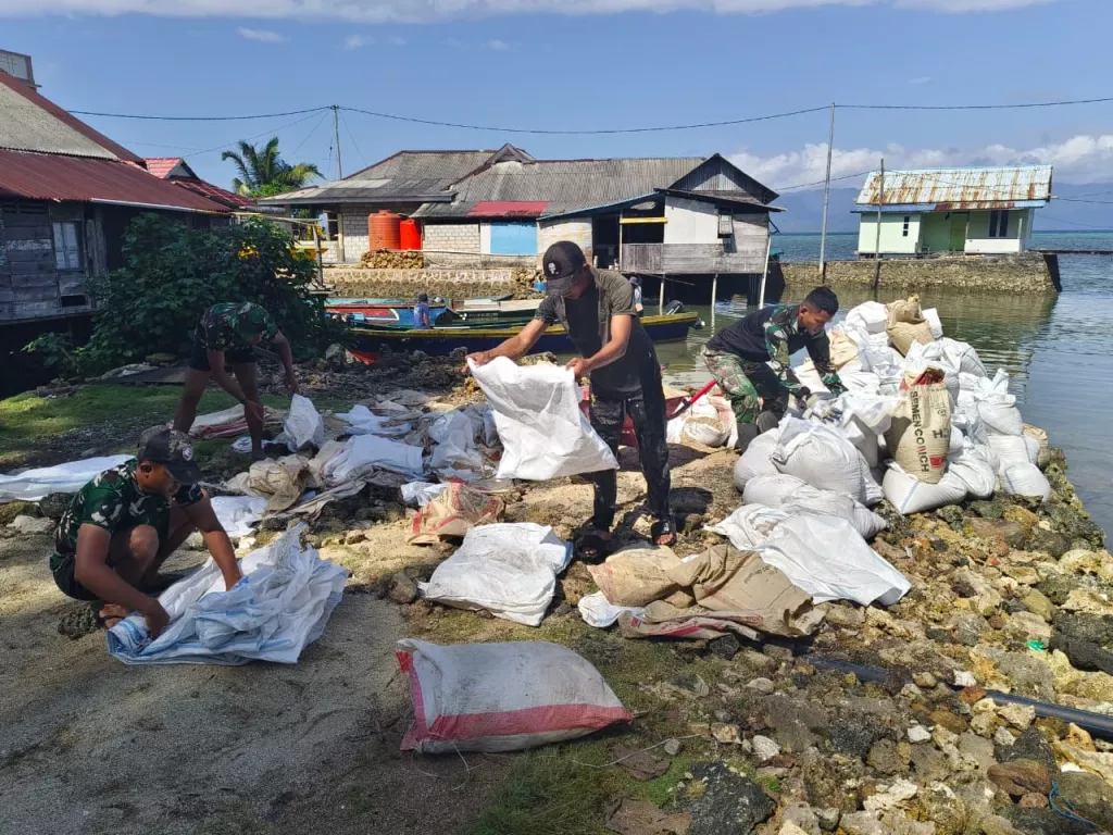 Personel Satgas TMMD Bersama Masyarakat Drop Material Pasir ke Lokasi Sasaran Melalui Jalur Laut