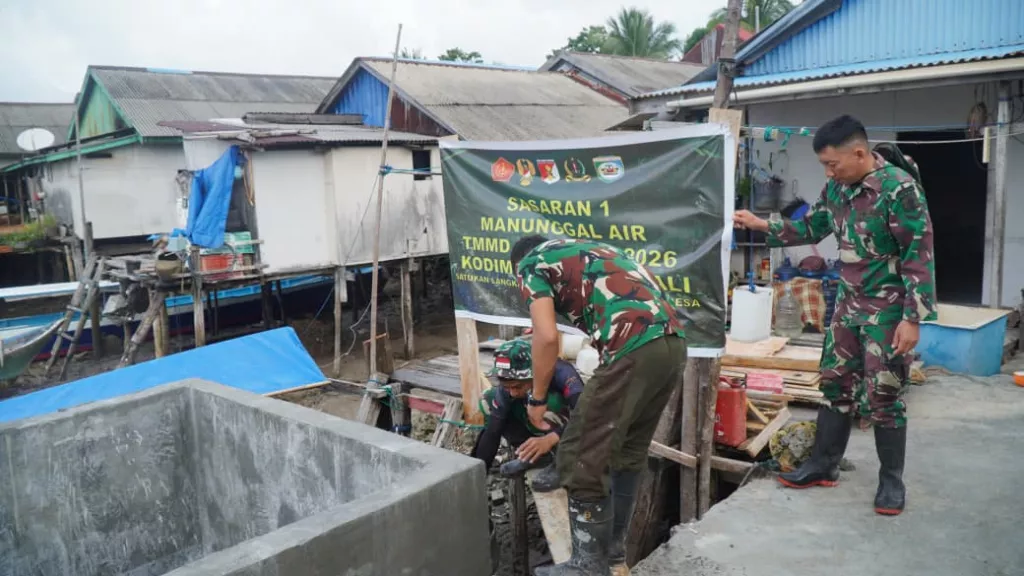 Plester Dinding Bak Penampungan Air Manunggal Air di Desa Umbele Terus Berlanjut