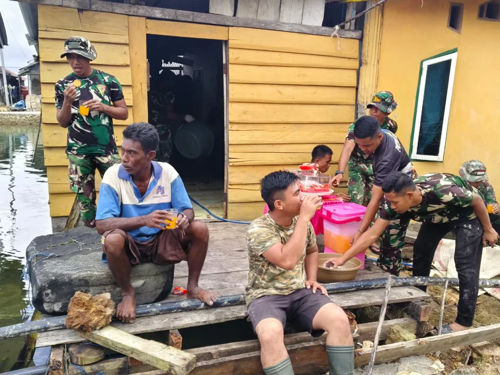 Warga Desa Polewali Siapkan Minuman dan Snack untuk Personel Satgas TMMD dan Masyarakat