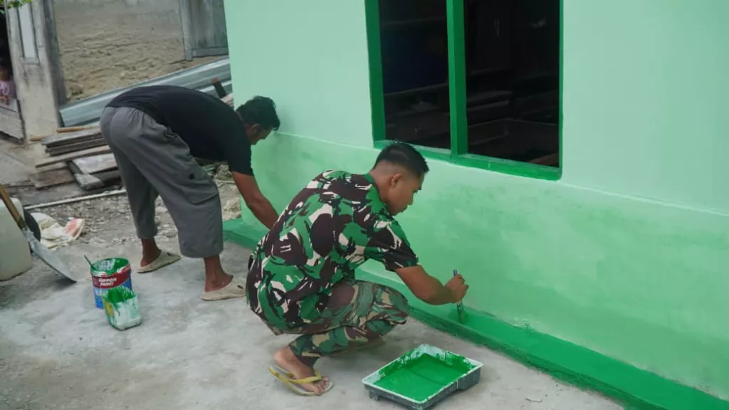 Satgas TMMD ke-129 Kodim 1311/Morowali Laksanakan Pemasangan Pintu dan Pengecatan Akhir RTLH Milik Bapak Suhardi di Desa