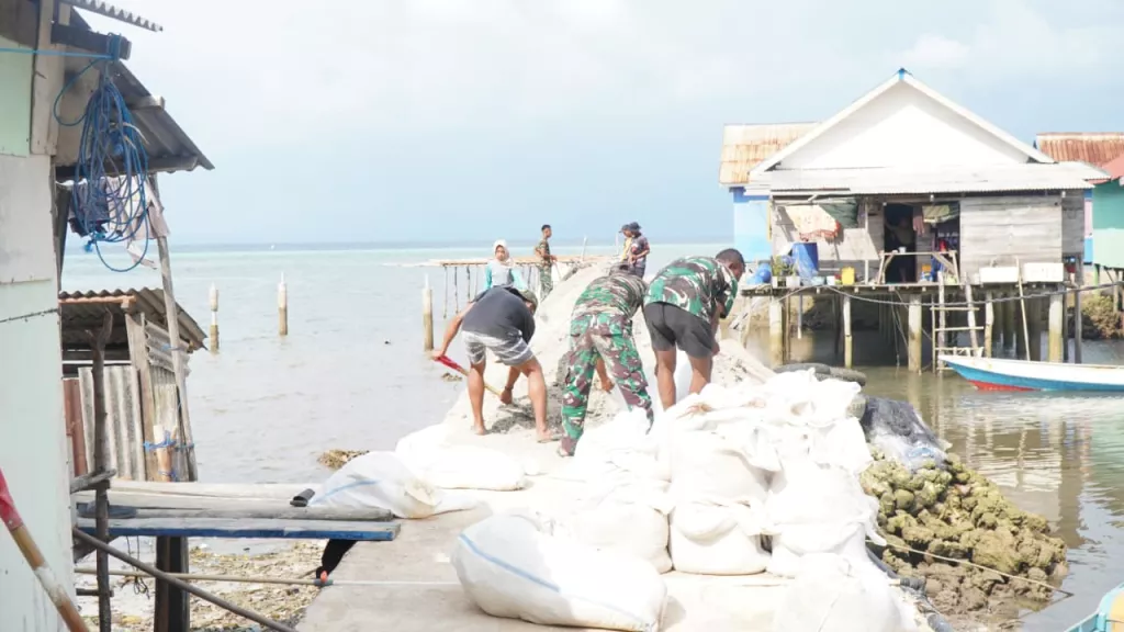 Material Pasir Diangkut untuk Percepatan Pekerjaan Rabat Beton Jalan Desa Polewali