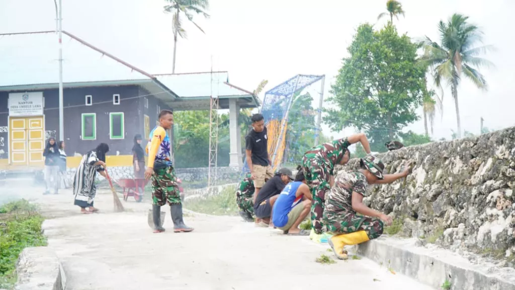 Satgas TMMD Ke-129 Kodim 1311/Morowali Laksanakan Pembersihan Lingkungan Bersama Warga