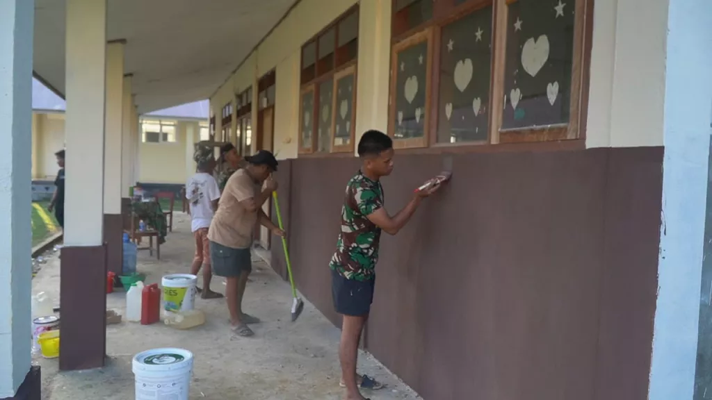 Satgas TMMD Bersama Warga, Guru, dan Siswa Laksanakan Pengecatan Ruang Kelas SMP Negeri Bungku Selatan