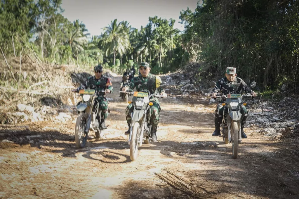 Wairjenad Tinjau Pembukaan Jalan TMMD Ke-129 dan Serahkan Bantuan Sembako kepada Warga Desa Polewali