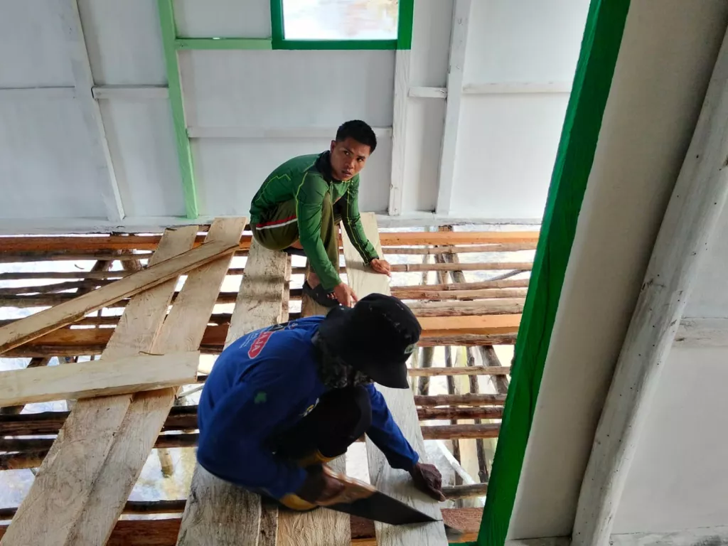 Satgas TMMD Bersama Masyarakat Pasang Gelagar Lantai RTLH Milik Bapak Nardianto