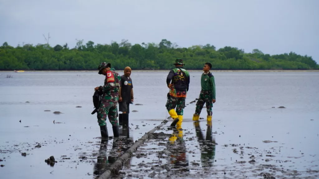 Penuh Semangat, Satgas TMMD Rela Terobos Lumpur dan Pasir Demi Pastikan Pipa Air Bersih Berfungsi Optimal