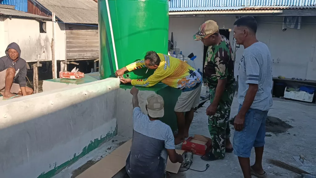 Satgas TMMD Pasang Tandon Air Program Manunggal Air di Desa Umbele