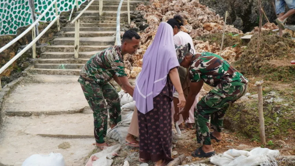 Suasana Kebersamaan Satgas TMMD dan Warga Warnai Gotong Royong di Lokasi Manunggal Air