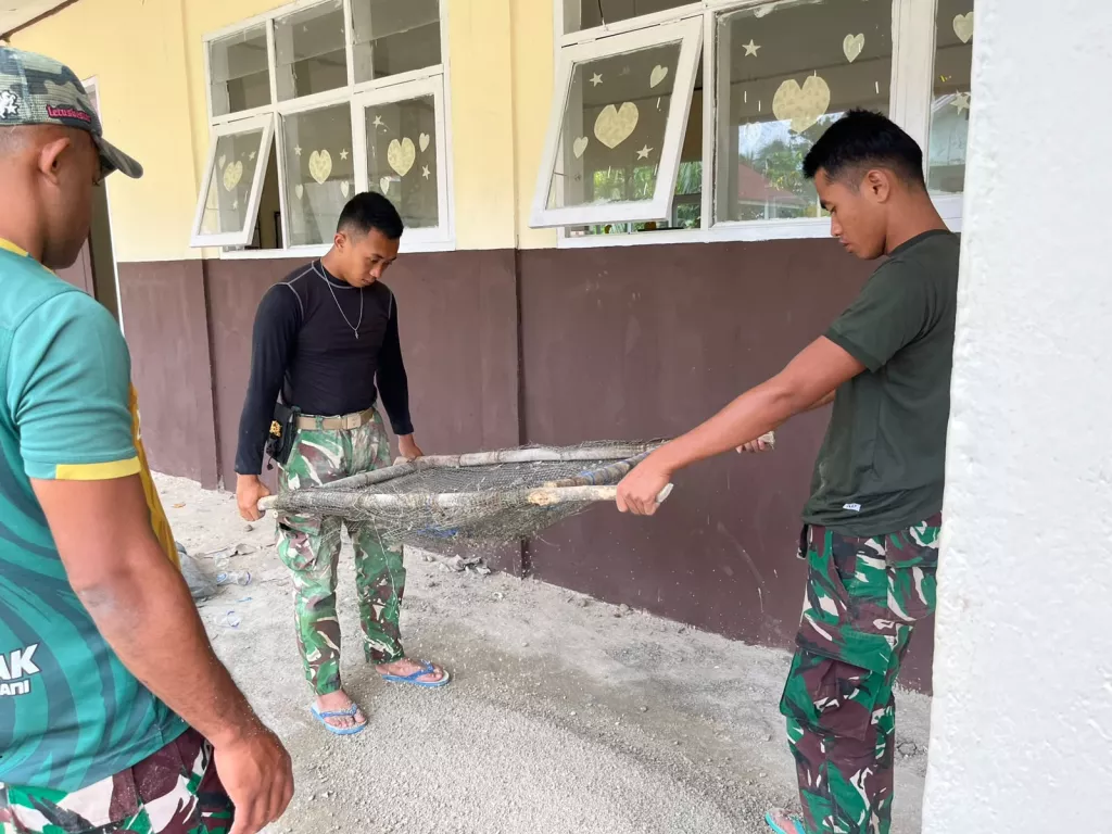 Satgas TMMD Kembali Lanjutkan Pengecoran Lantai SD Negeri Polewali