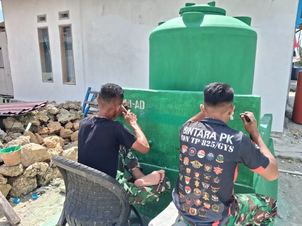 Satgas TMMD Lukis Identitas TMMD di Lokasi Manunggal Air Bersih