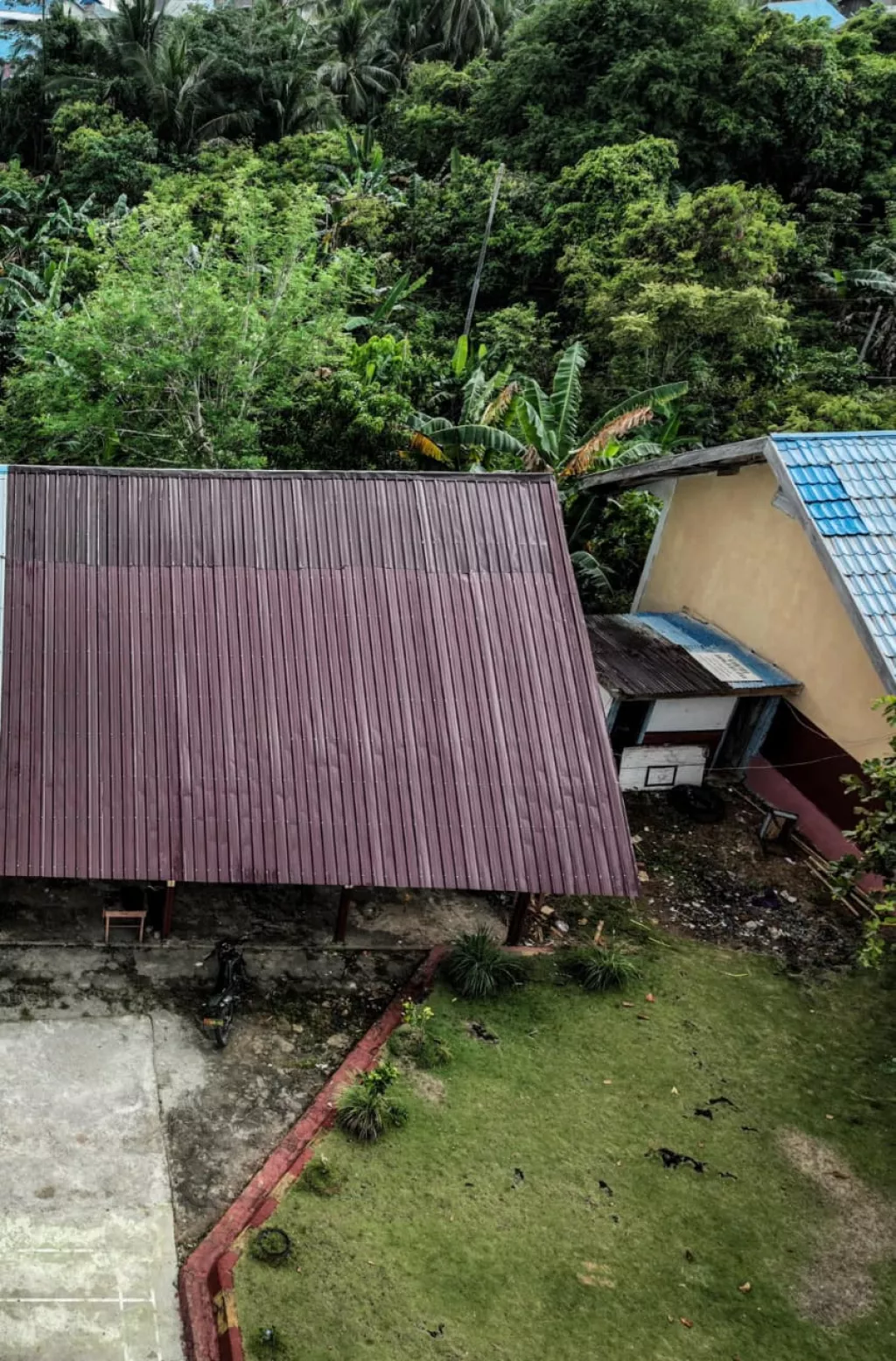 Pemasangan Atap Seng dan Plafon SMP Negeri 2 Bungku Selatan Rampung