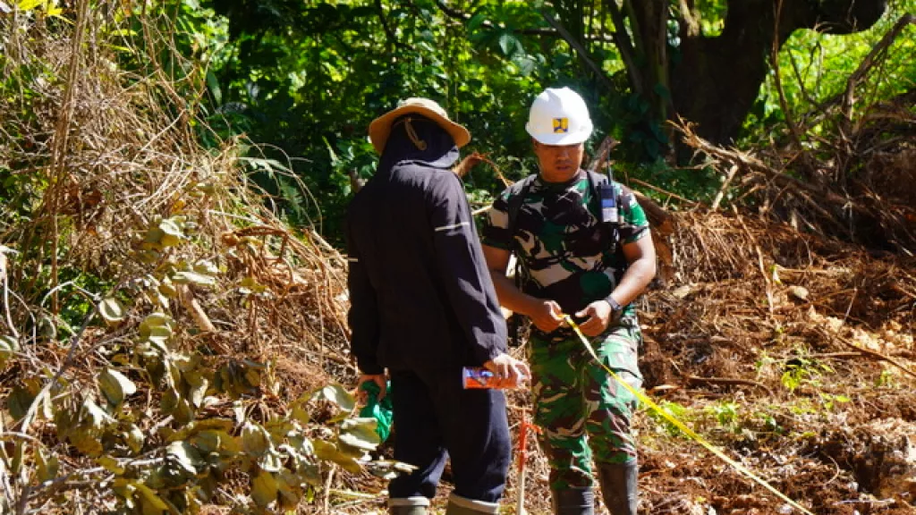 Satgas TMMD Bersama Dinas PUPR Morowali Ukur Volume Jalan Hasil Pekerjaan