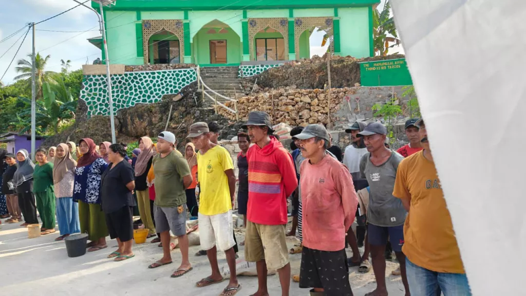 Warga Desa Polewali Kompak Laksanakan Kerja Bakti di Masjid, Diawali Apel Bersama