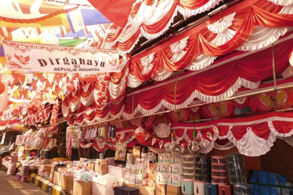 Sepekan Jelang HUT RI, Pasar Jatinegara Mulai Dipenuhi Pernak-pernik Merah Putih