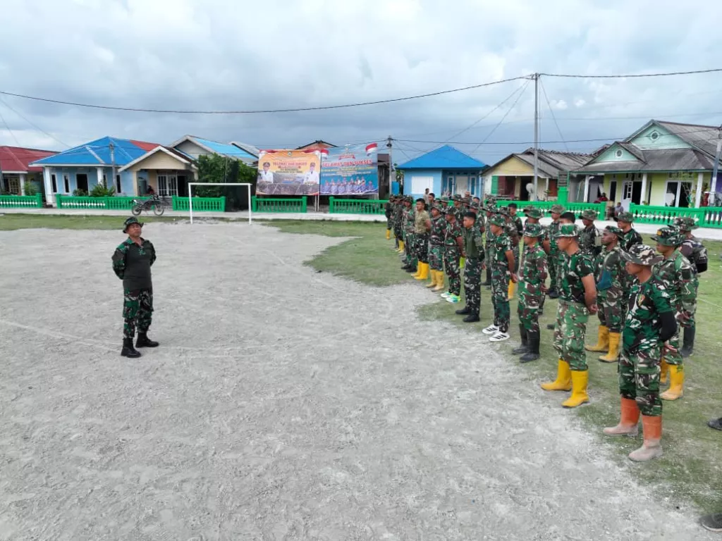 Komandan SSK Pimpin Apel Pengecekan Personel Satgas TMMD Ke-129 Kodim 1311/Morowali di Desa Umbele