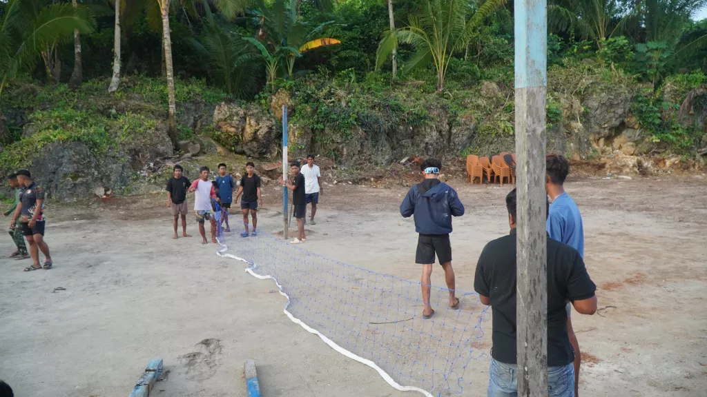 Warga Desa Polewali Antusias Manfaatkan Bantuan Sarana Olahraga dari Satgas TMMD Ke-129