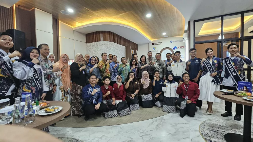 BRI Perkuat Literasi Keuangan Digital Mahasiswa melalui Gerai CERDAS PeKA di UNAIR