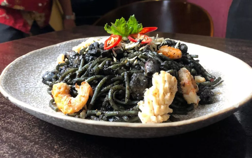 Spageti Hitam Chef Anton: Sensasi Seafood Italia Berbumbu Jawa di Surabaya