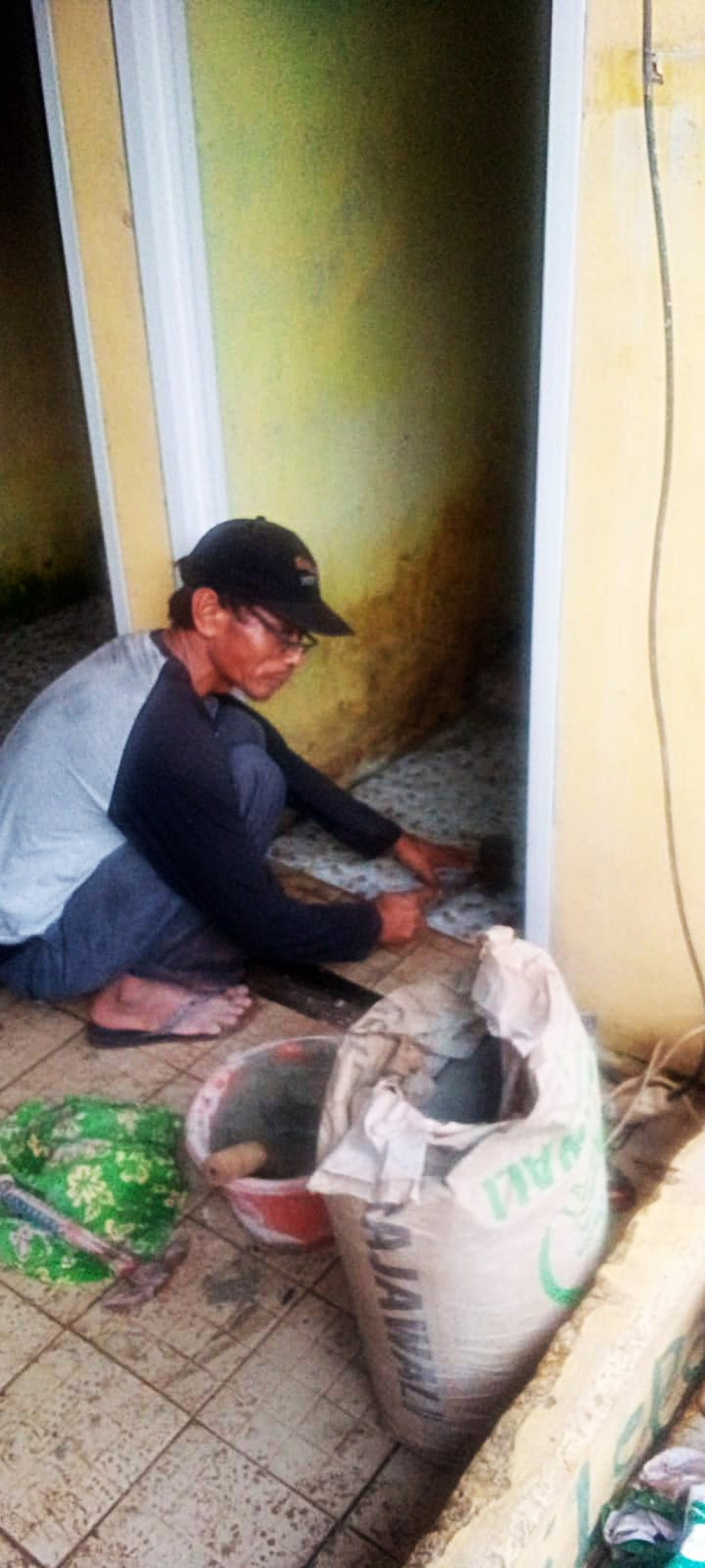 Kebersamaan TNI dan Warga Warnai Rehab MCK Program TMMD di Depok