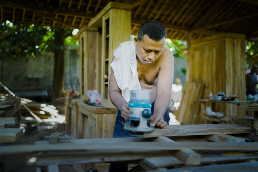 Sentuhan TMMD 128, Keterampilan Warga Diasah Lewat Pekerjaan Kayu