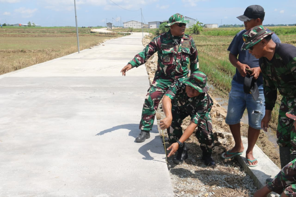Wadan Satgas TMMD Reguler ke-128 Cek Pekerjaan Betonisasi, Pastikan Kualitas dan Progres Sesuai Target