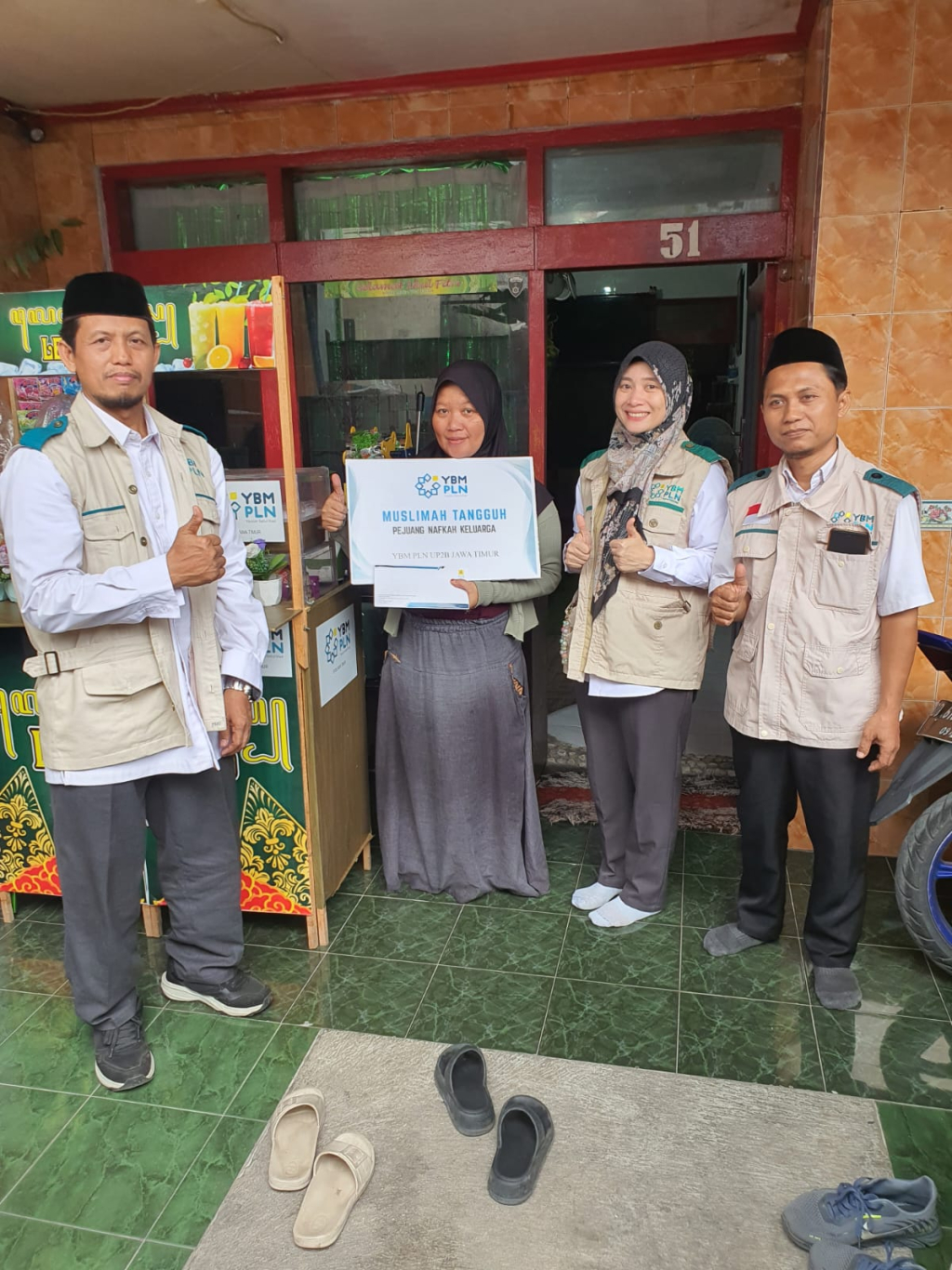 YBM PLN UP2B Jawa Timur Beri Modal Usaha untuk Lima Muslimah Tangguh