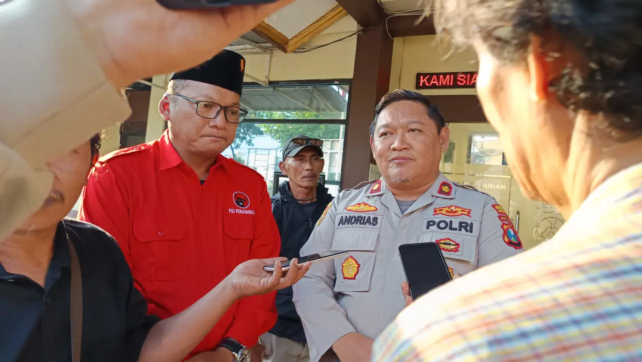 PAC PDI Perjuangan Bulak Sedekah Dua Ekor Kambing ke Polsek dan Koramil Kenjeran