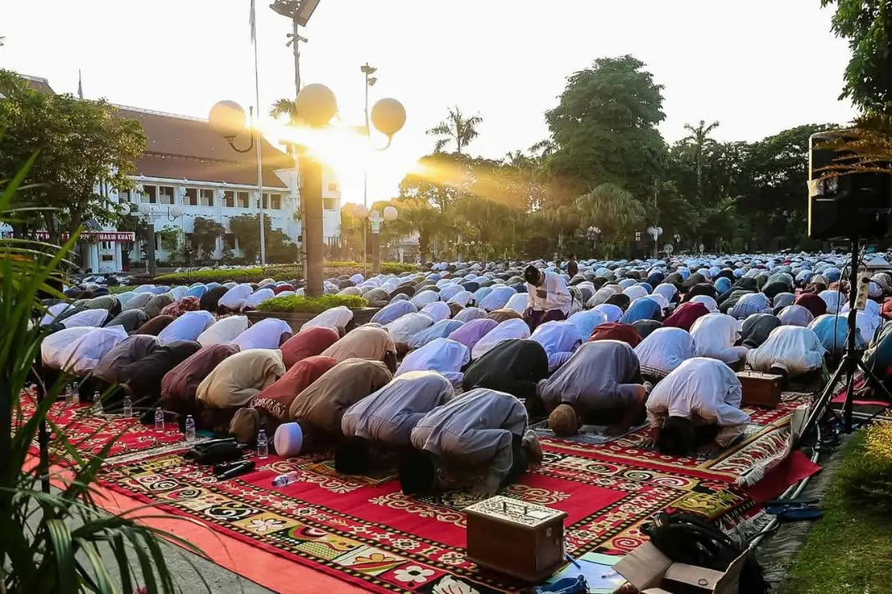 Salat Iduladha di Balai Kota Surabaya Diguyur Gerimis, Pemkot Salurkan 80 Hewan Kurban