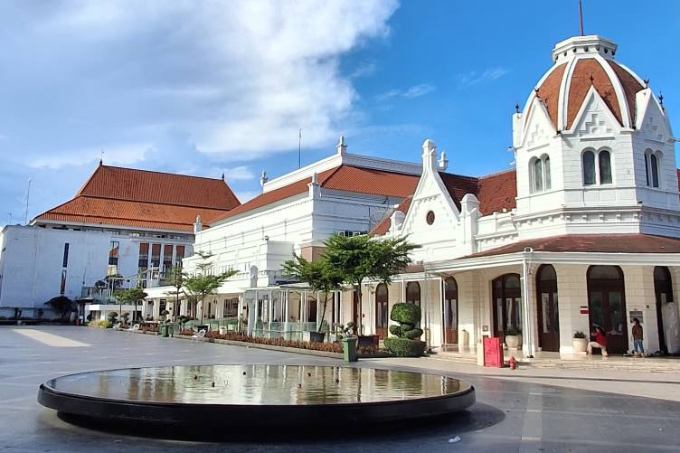 Alun-alun Surabaya, Dari Gedung Kolonial hingga Ikon Wisata Kota