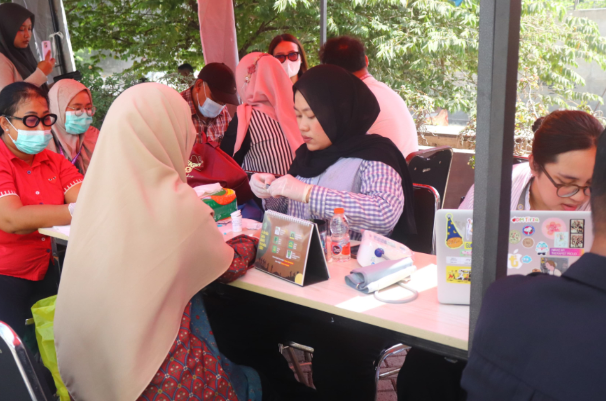 AWS dan Puskesmas Mulyorejo Gelar Cek Kesehatan Gratis untuk Warga Surabaya
