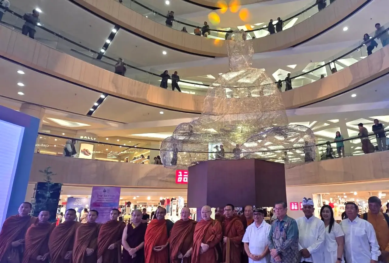 Rupang Buddha Transparan Raksasa di Atrium Tunjungan Plaza Surabaya Cetak Rekor MURI