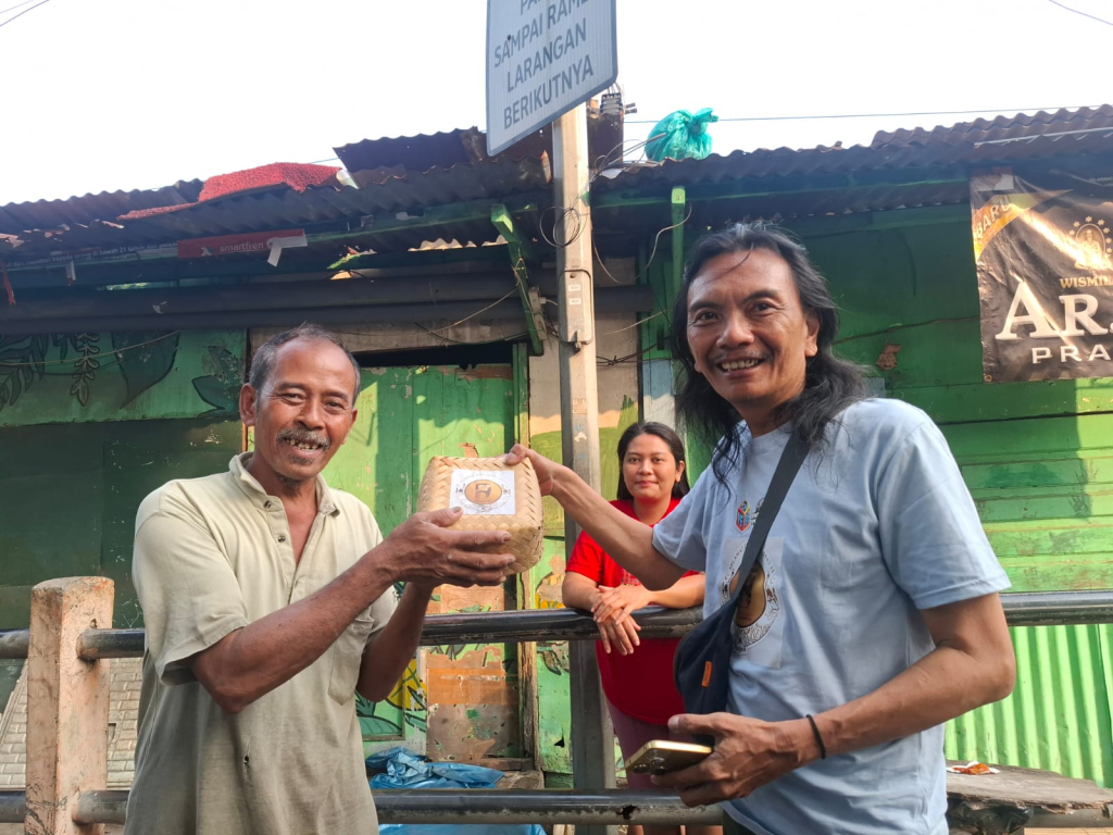 Forwan Surabaya Bagikan 500 Paket Daging Kurban untuk Loper Koran dan Penyapu Jalan