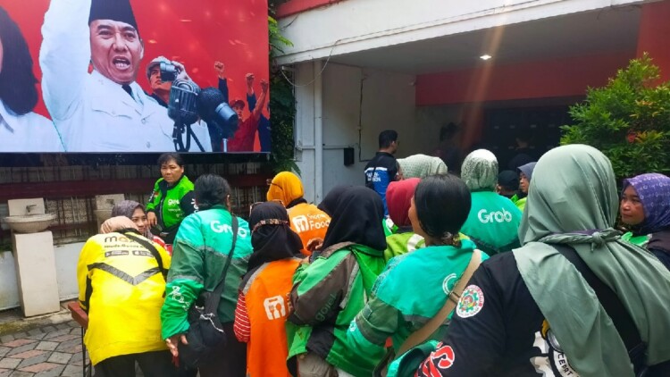 PDIP Surabaya Rayakan Hari Buruh 2026 dengan Bagi Sembako ke Ojol Perempuan