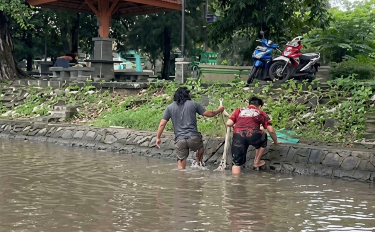 DLH Surabaya Sita KTP Pelaku Pembuangan Darah Kurban ke Kali Surabaya