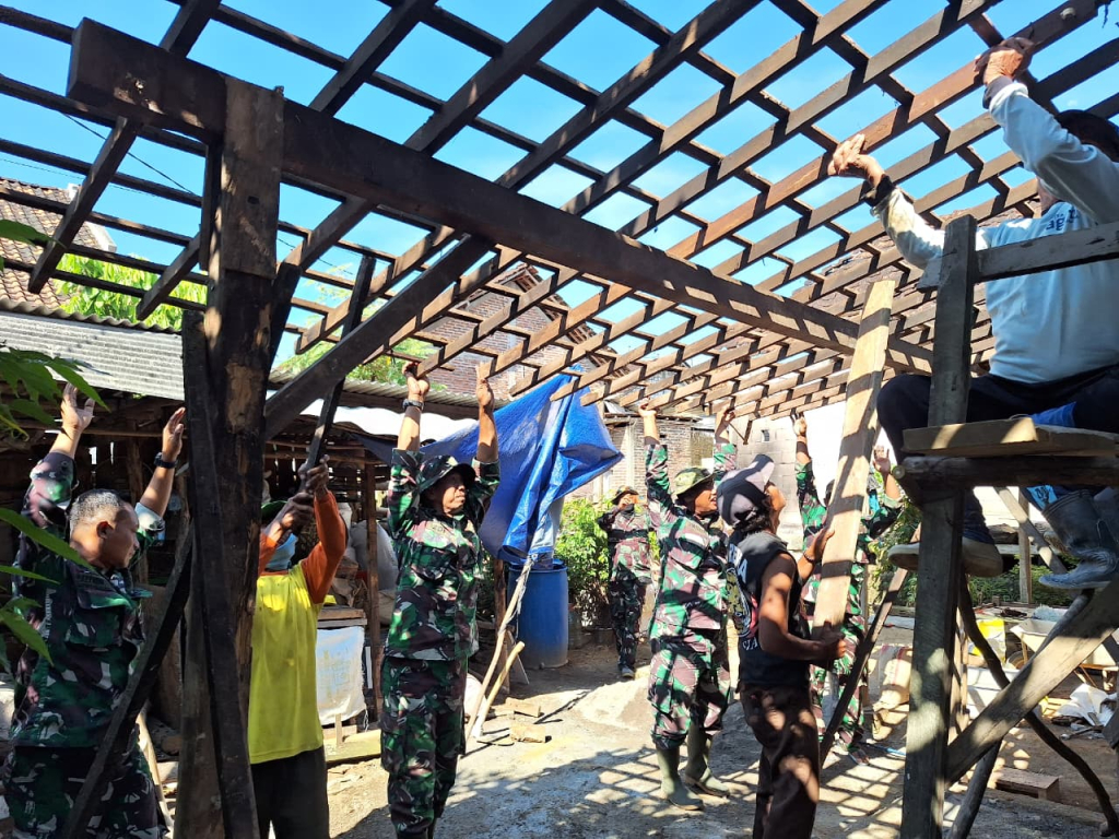Gotong Royong Naikkan Empyak, Rumah Ibu Sarmini Capai 85 Persen